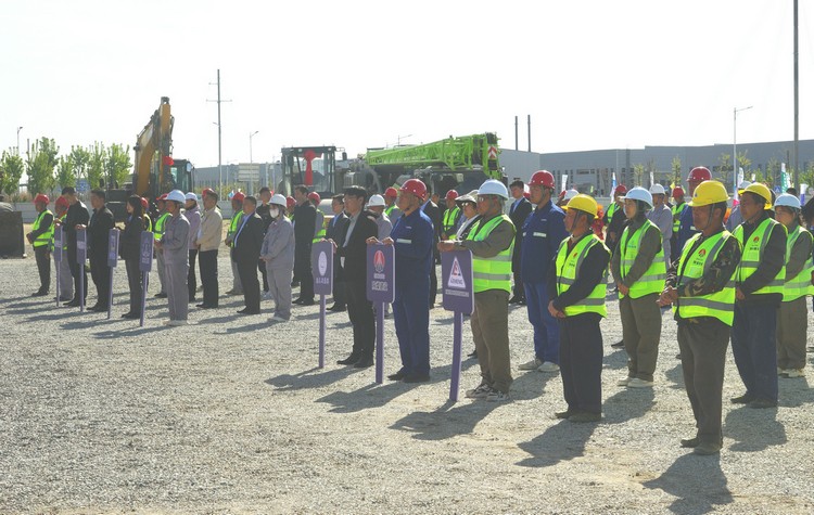 圖為參加開(kāi)工儀式的各單位代表列隊站立會(huì )場(chǎng)，周永忠攝_副本.JPG