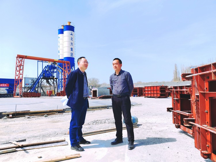 0414 ---（機械）--【抓進(jìn)度 鼓干勁】領(lǐng)導視察一線(xiàn)，心系施工進(jìn)度1_副本.jpg